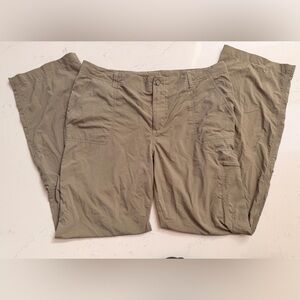 Women's Columbia PFG Aruba Roll-Up fishing Pant in beige nylon.
